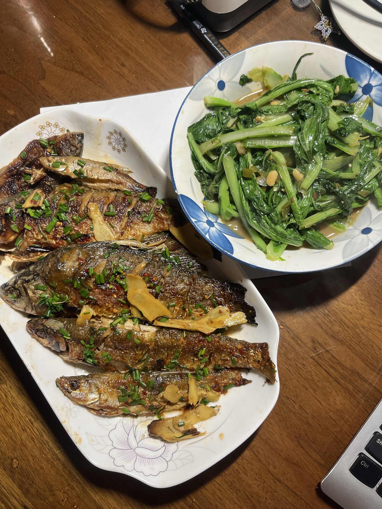 整两个菜，简单吃点。