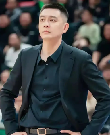 杨鸣和郭士强的区别在看到辽宁队未来国内后卫线人才短缺隐患的时候。郭士强强力改造