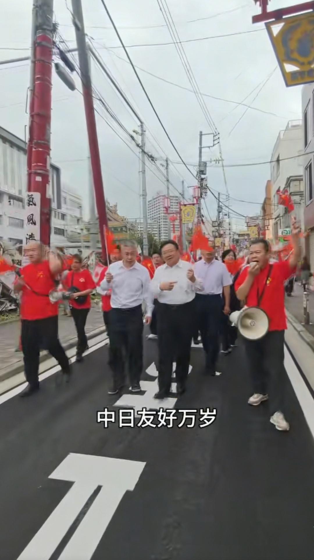 10月1日，日本导演竹内亮在日本参加了中国的国庆节活动，活动地点在日本横滨中华街