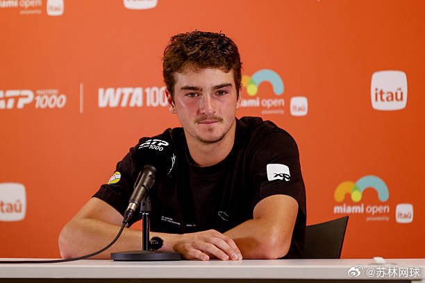 丰塞卡在迈阿密不敌世界第一后，发布会上，他谈到了阿尔卡拉斯和辛纳的区别。“我认为