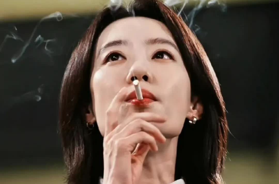谁懂张小斐这一口烟的含金量，抽出了“牛马人”的无奈与心酸…