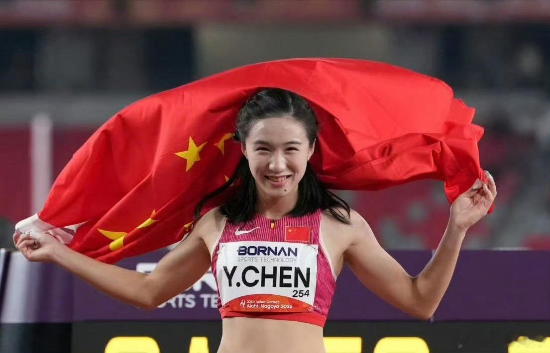 #陈妤颉再添1金#陈妤颉站上百分米决赛那下，扎着马尾像刚下课冲去小卖部，发令枪一响全变真的。十一秒零