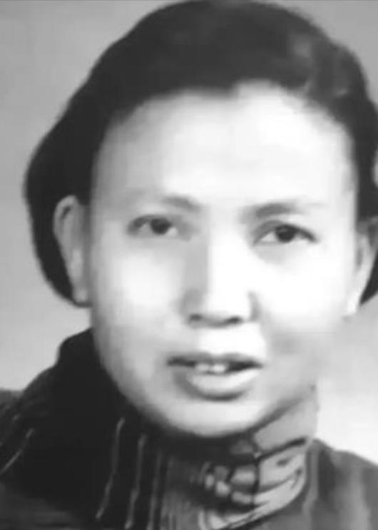 1941年,21岁的女战士莫林被活埋前,敌人竟突然问:“你认识莫林吗?”莫林一听