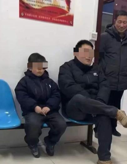 图片中的父子俩便是连云港纵火烧死萨摩耶的熊孩子和他的父亲了！这是在派出所拍的