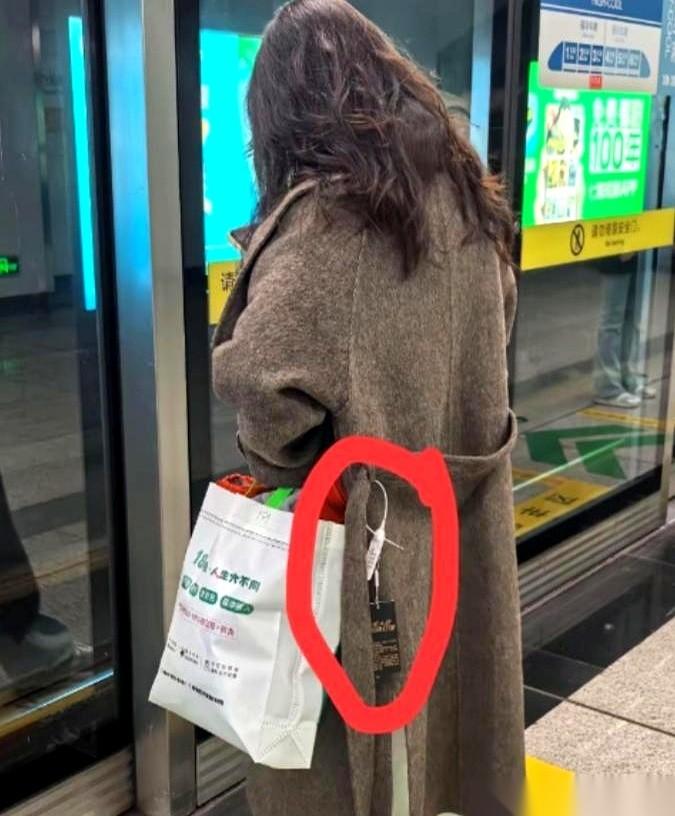 听说现在都怪我们买家，衣服不剪吊牌，就为了“白嫖”七天。我真是笑了。谁有那个