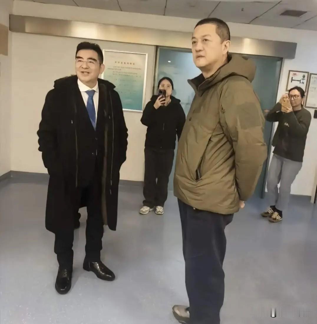 李亚鹏就是穿着这件破了几个大洞的旧羽绒服迎接陈光标的!虽然李亚鹏经商屡屡受挫