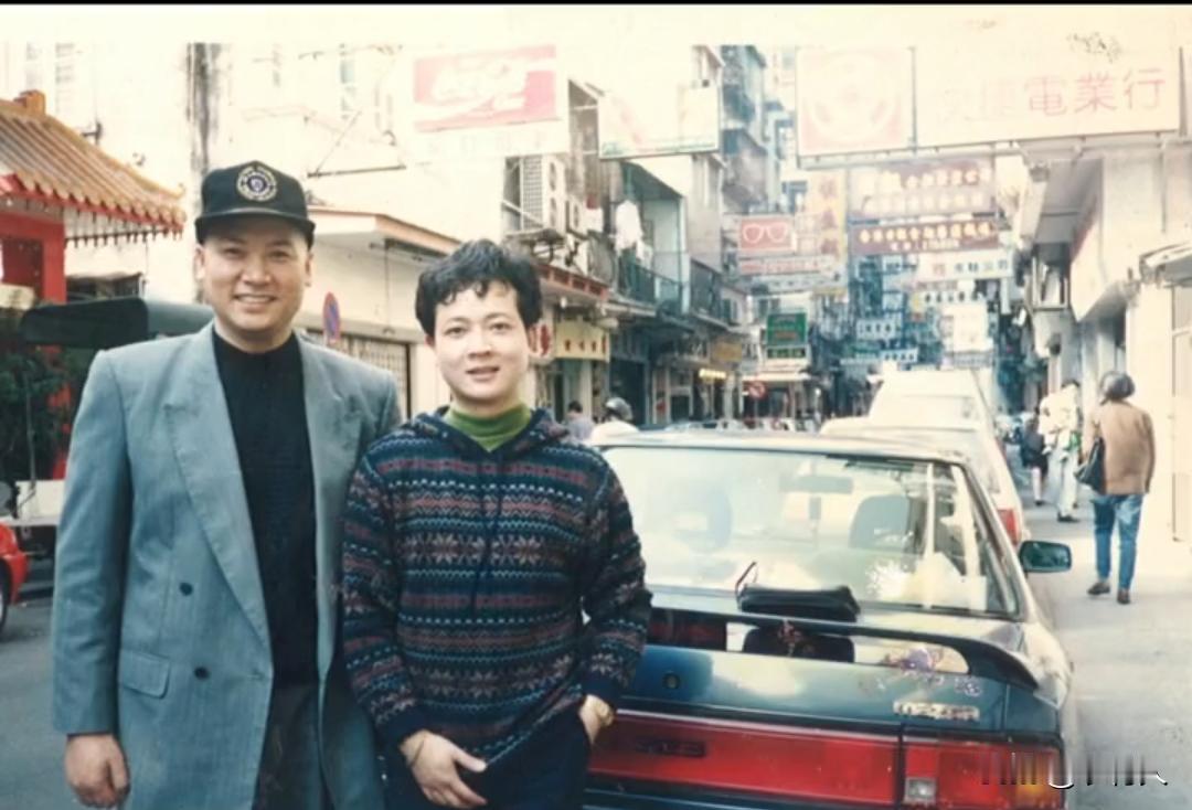 1992年，迟重瑞在澳门街头和杨斌的一张合影。左边迟重瑞是唐僧的扮演者，右边杨斌