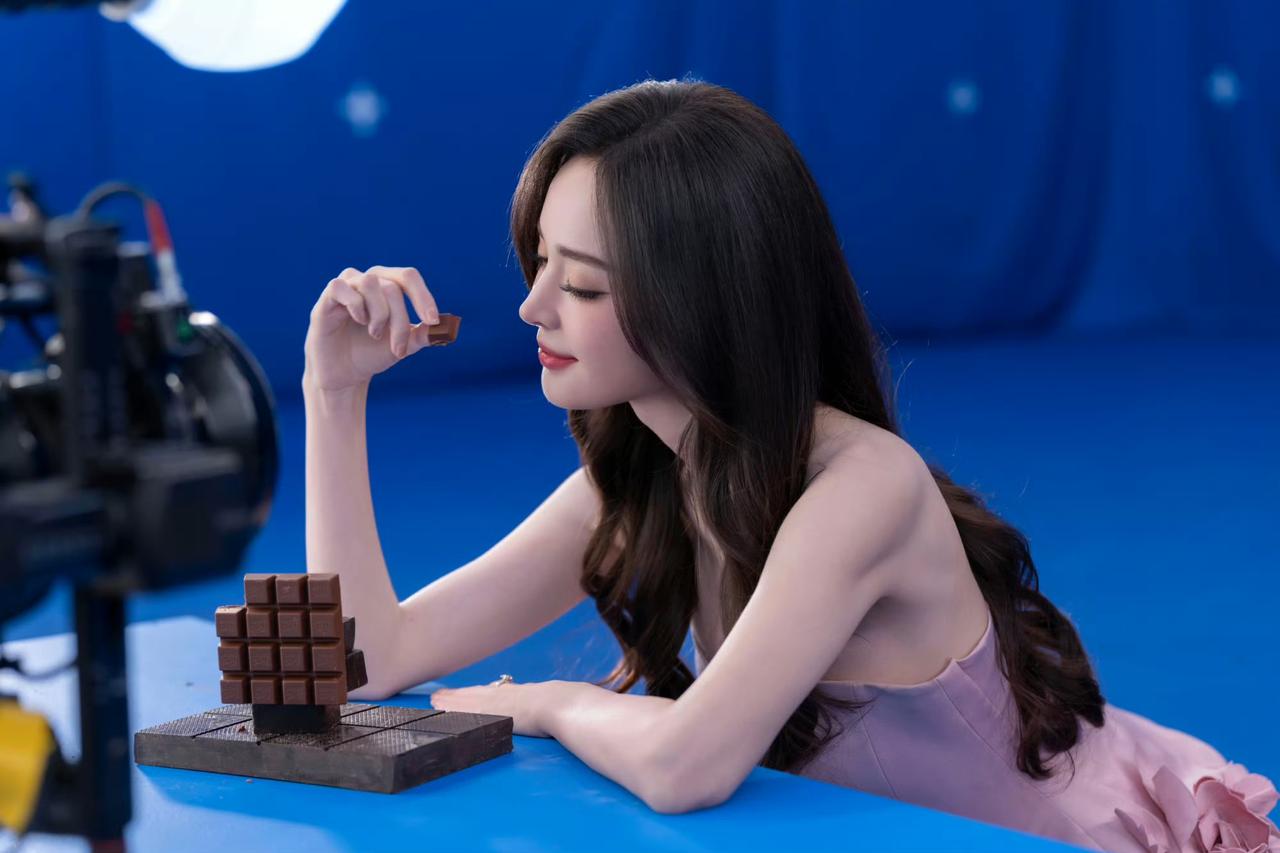 和娜扎一起用鲜花说爱😘古力娜扎