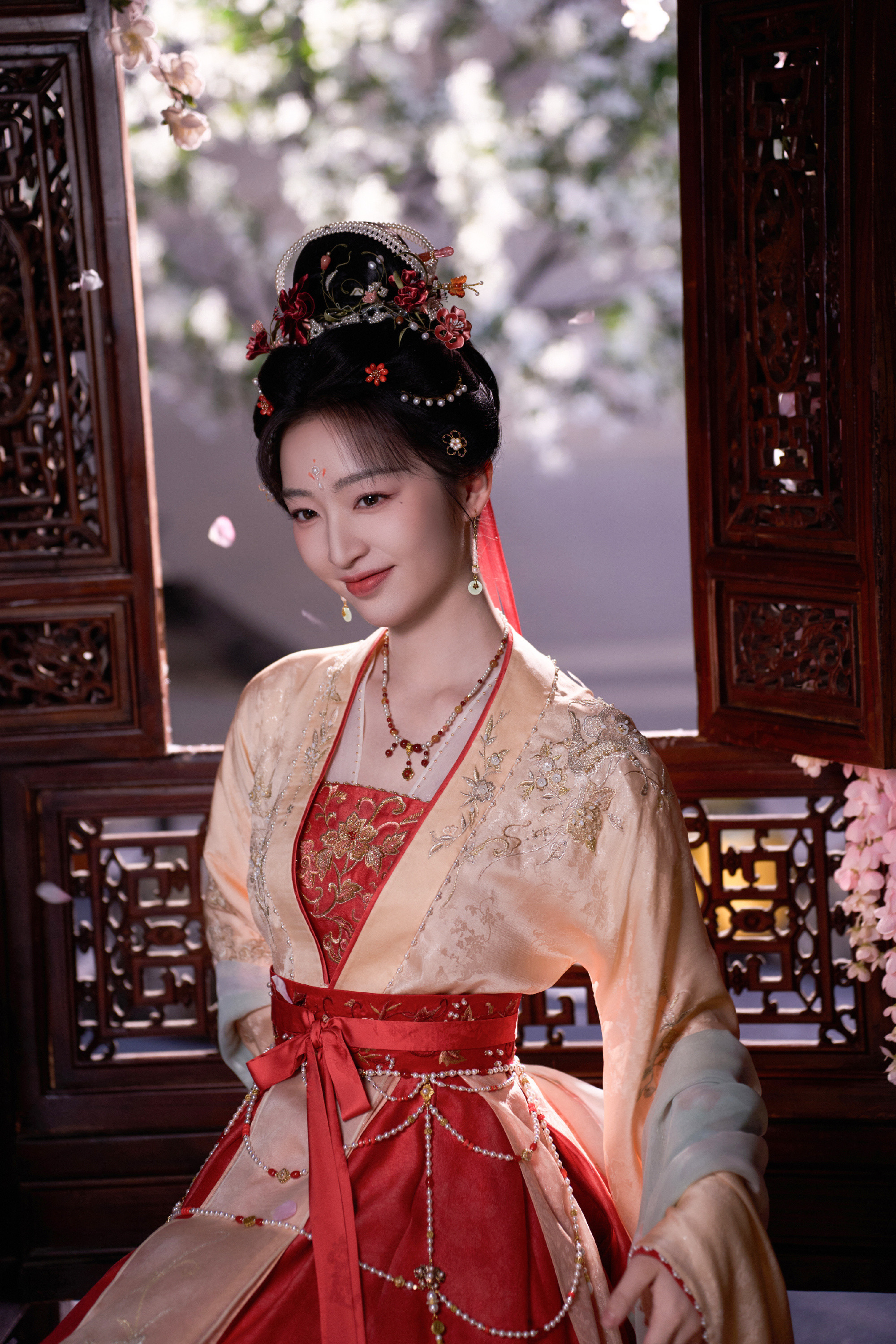 邓恩熙05花大女主邓恩熙演完六娘演七娘邓恩熙新剧《恰逢春》官宣，化身杨七娘，深宅