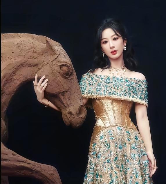 杨紫微博之夜的穿搭，你更喜欢哪一套？第一套:一袭鎏金长裙，纯手工定制，领口和