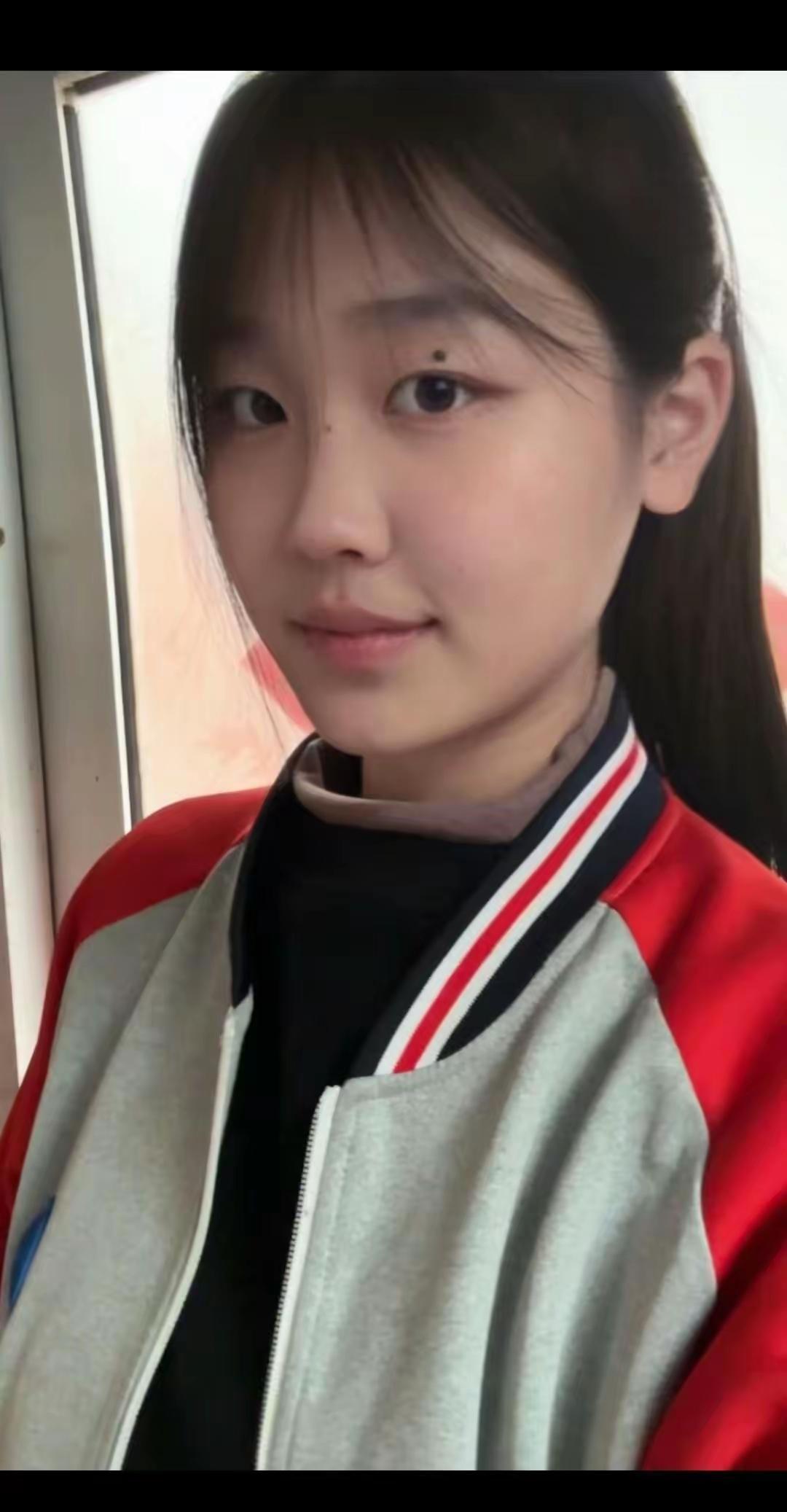 这姑娘穿校服，看着挺清秀的。青涩校服少女治愈系校服气质学生装青春校服写真