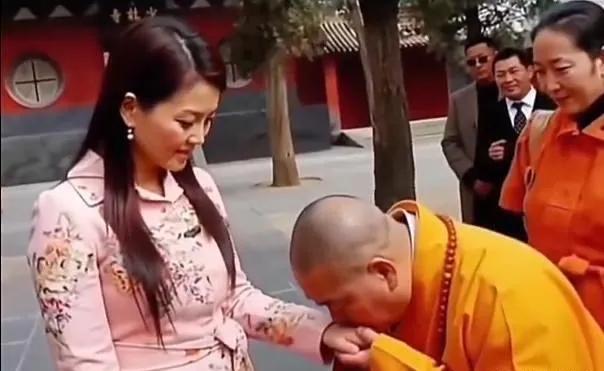 释永信争议互动，高僧形象引质疑近日，释永信亲吻李湘手部的画面曝光，引发网络