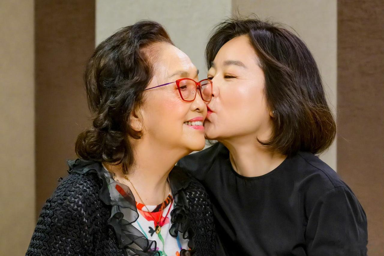 人生就是一场场无可奈何的告别！林青霞送别挚友再送偶像，悼词改动中透着悲伤和温柔。