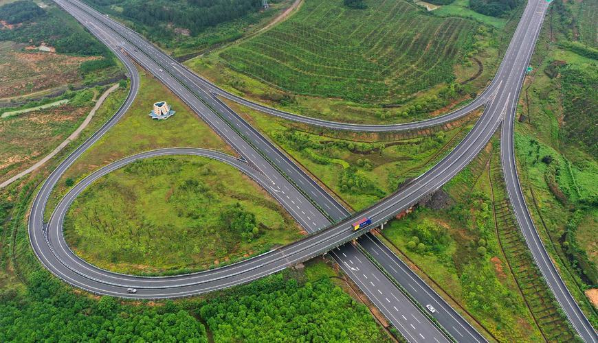 晚5秒缴1700元高速费，为什么不提前一个路口下高速？近日，一对从新疆喀什自驾