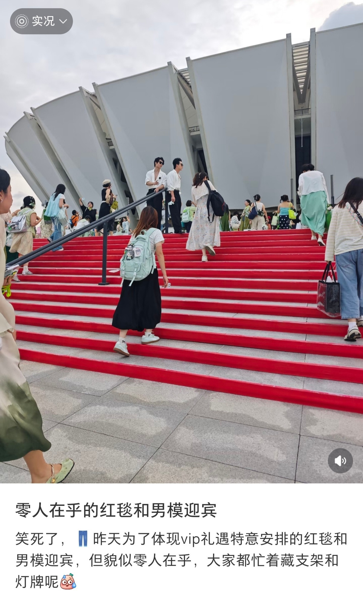 原来这是男模啊我以为保安，还绕着走了。昨个在安检口被摸出来让我存包，我就不松手，
