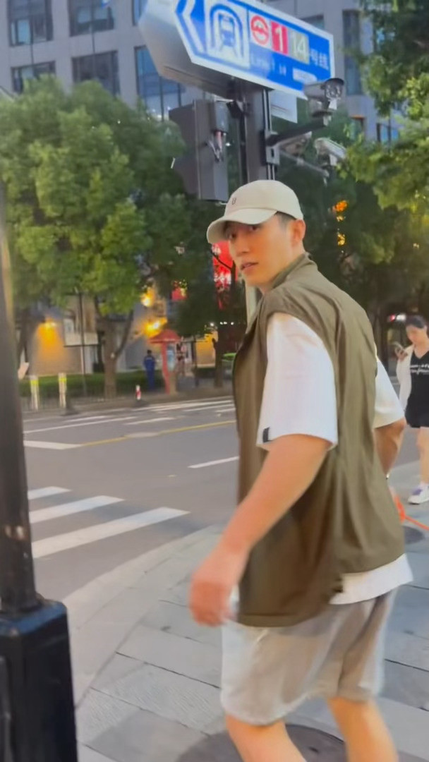 有网友偶遇了黄景瑜在街上遛狗“你是黄景瑜吗”“哈喽👋”网友偶遇黄景瑜遛狗网友偶