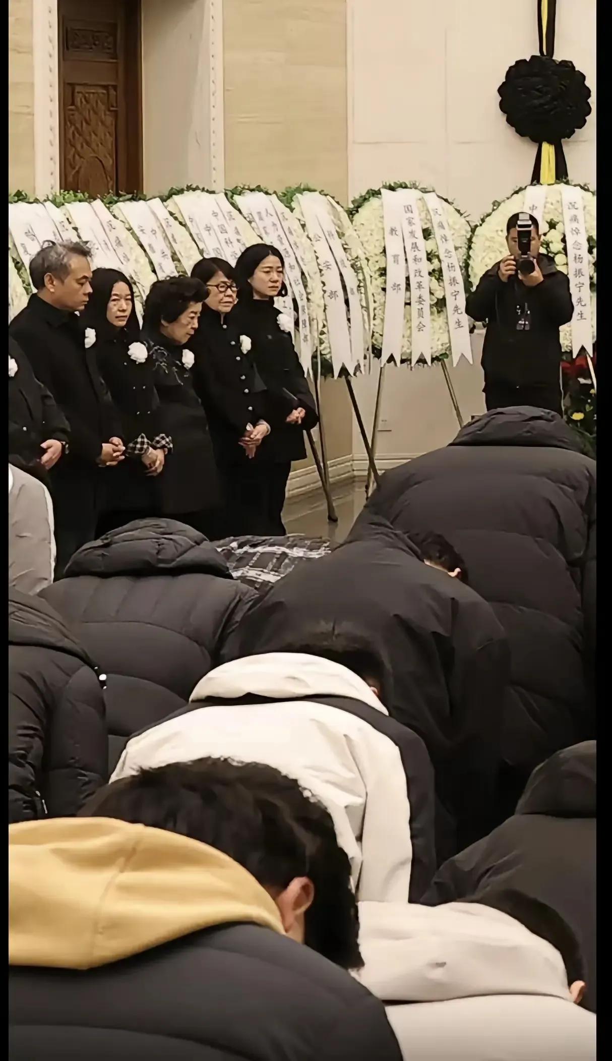 杨振宁的大儿子没有参加父亲的告别仪式，引发网友的不少猜测。杨振宁的大儿子阳光