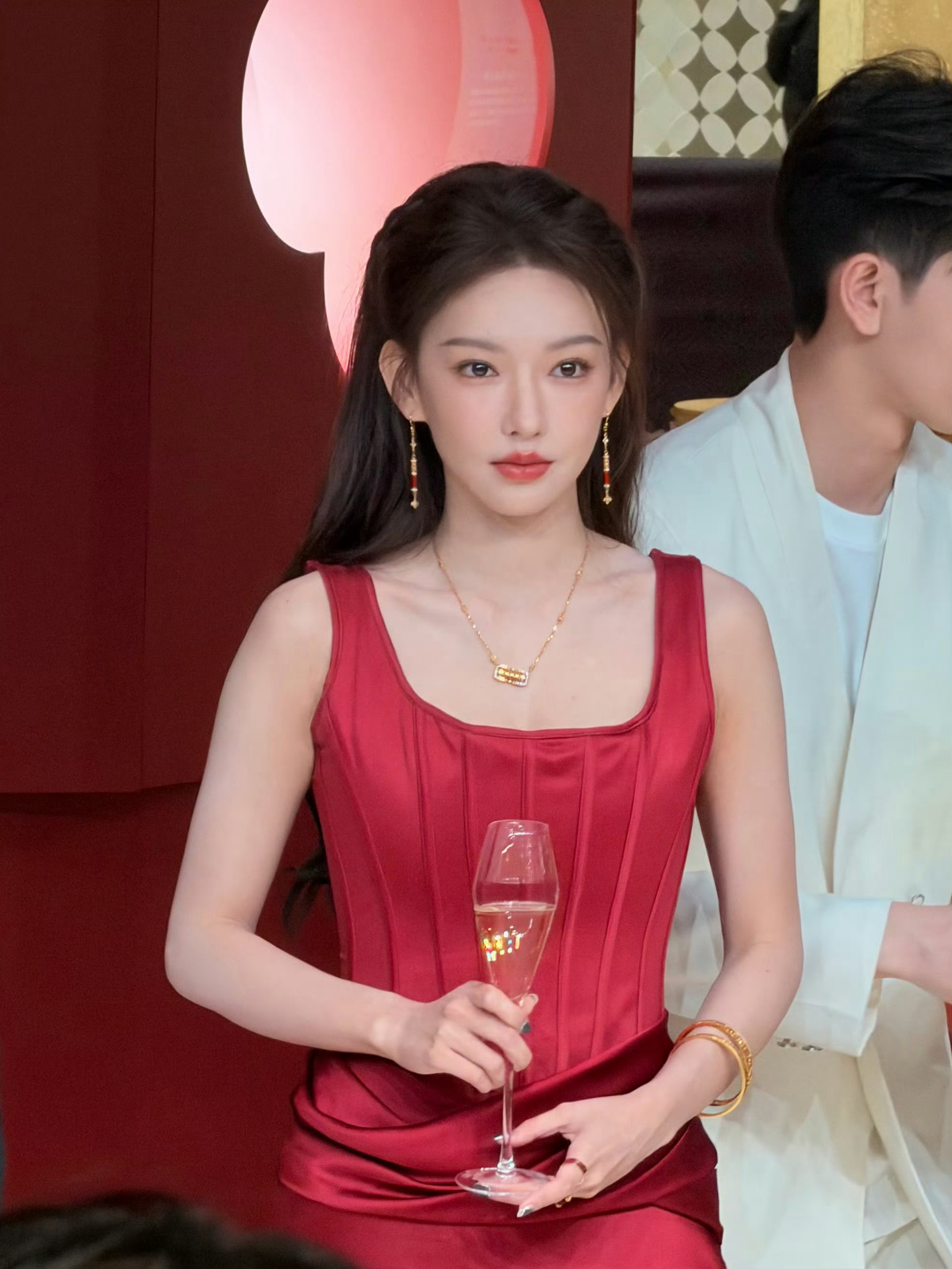 程潇今日品牌活动红裙直拍美炸天！一袭红裙衬得她肤白貌美，明艳贵气拉满，完美身材线