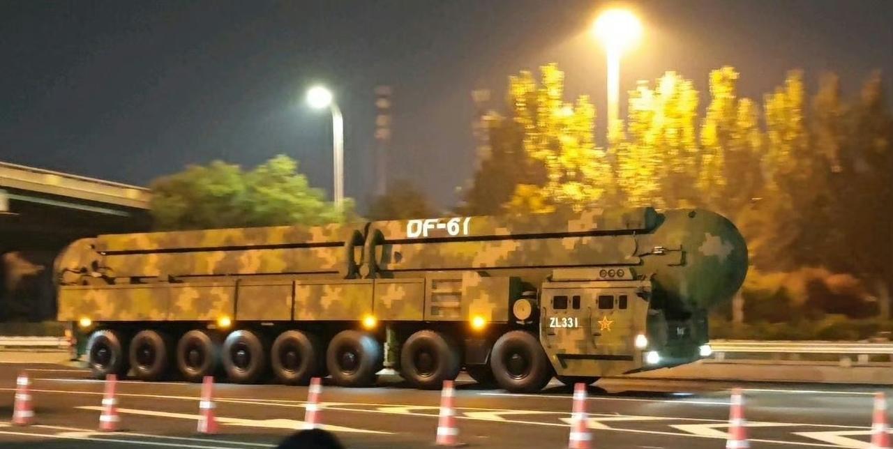 太惊喜了连DF-61都出现了，原以为DF-41已经是今年最震撼的战略武器，没想到