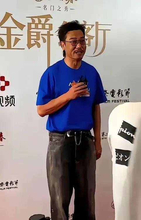 贾冰减肥比贾玲还猛。迅速暴瘦后的人，很不健康，甚至有点难看，观众一时接受不了。减