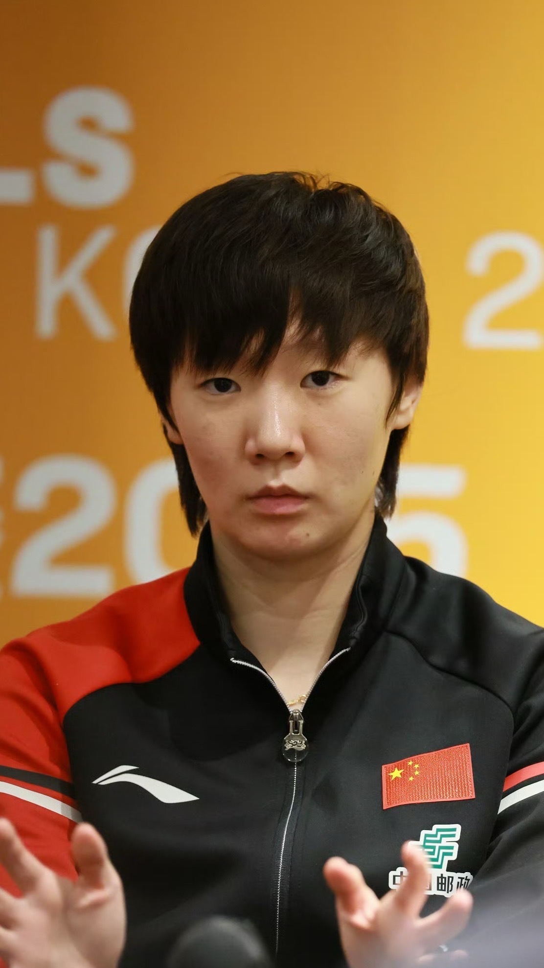 没有情绪的直视也是一种引诱