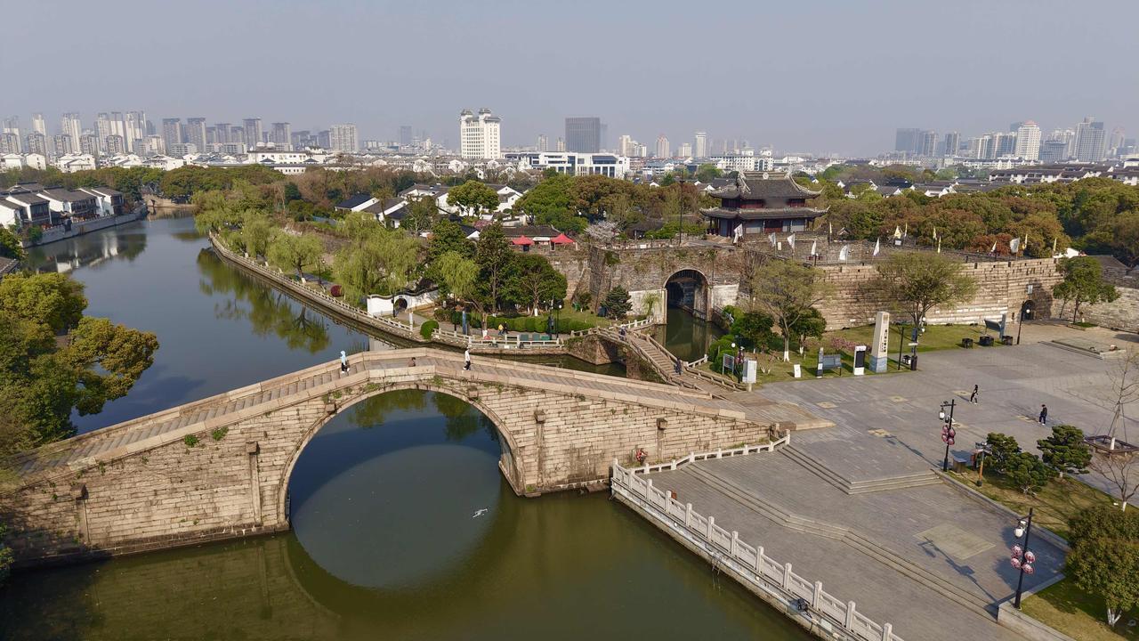 谁有中式石拱桥照片发来欣赏一下､苏州吴门桥，后面是古城墙、水、陆城门。