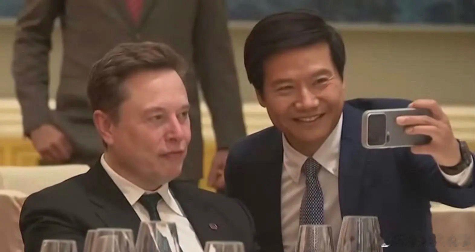 马斯克携幼子现身人民大会堂努力的人还在都在向上社交💪。