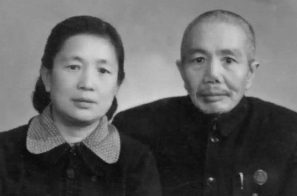 1935年红军长征路上，帮队伍顺利穿过凉山一带的重要人物是许剑霜。他那时当着国民