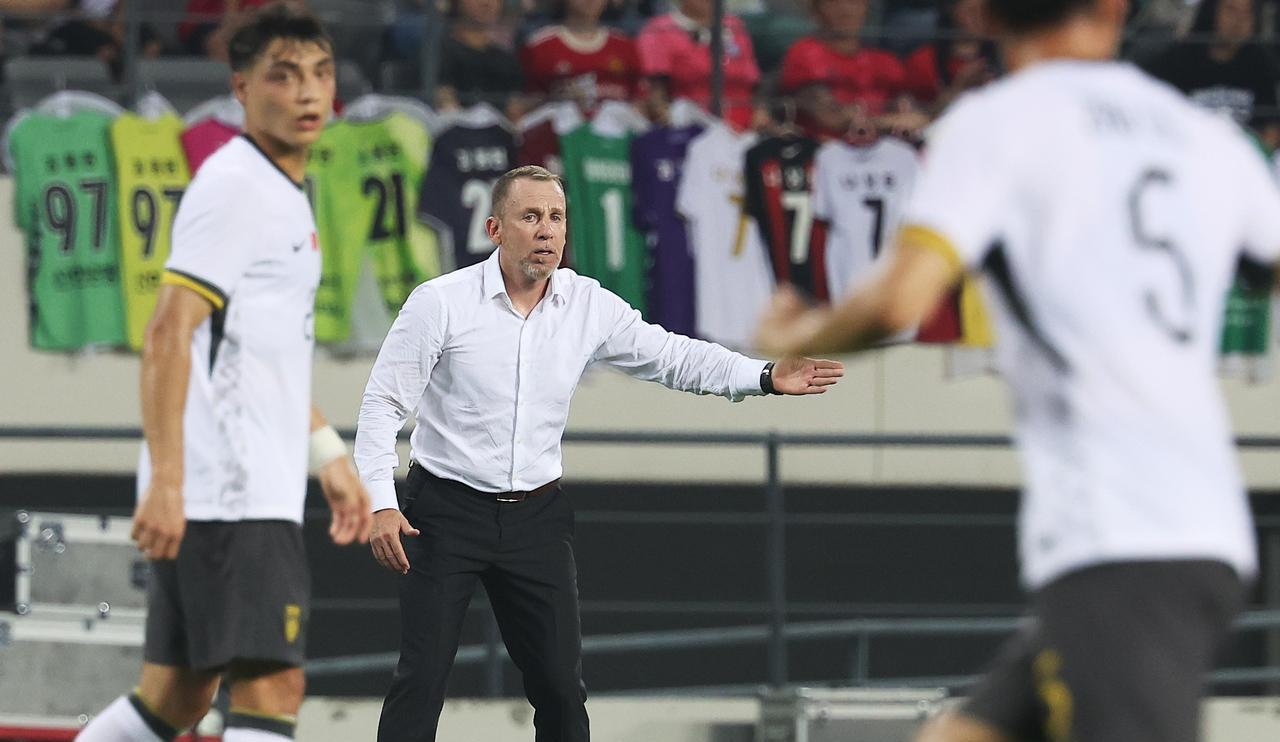 久尔杰维奇向现实低头了，终于要打三中卫了。上一场442被韩国灌了个3-0，下一场
