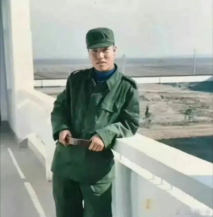 贾冰年轻时期，也是个青秀小伙儿啊！但我还是喜欢现在的……