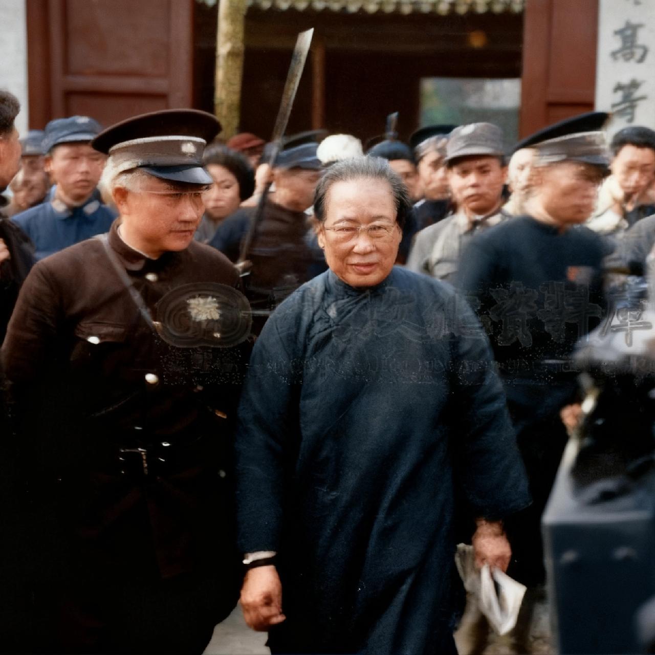 1946年，汪精卫之妻陈壁君，在南京高等法院受审时，留下一张罕见照片，画面里的她