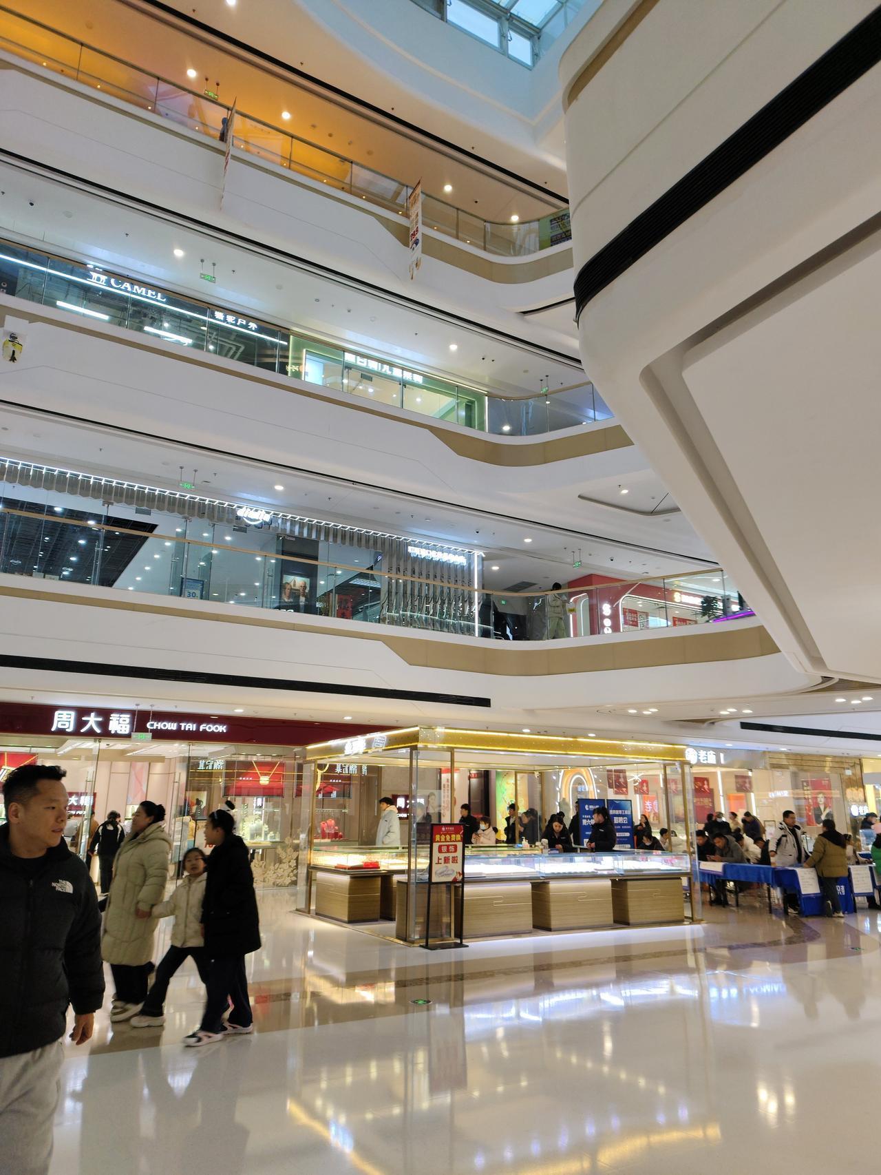 走进这座商场，第一感觉就是热闹又敞亮。多层的挑空设计让空间显得格外开阔，光洁