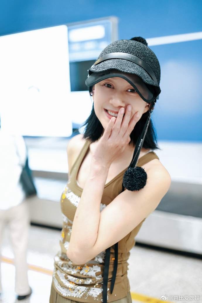 1.倪虹洁跟自己儿子联系不多，关系也不是很好，儿子出国读书没花她的钱，是爸爸出钱