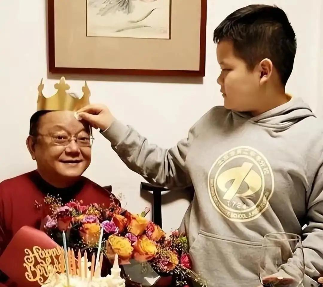真没想通两个身价过亿的老家伙，70多岁了。找钱还这么拼命戏里和坤戏外王刚，7