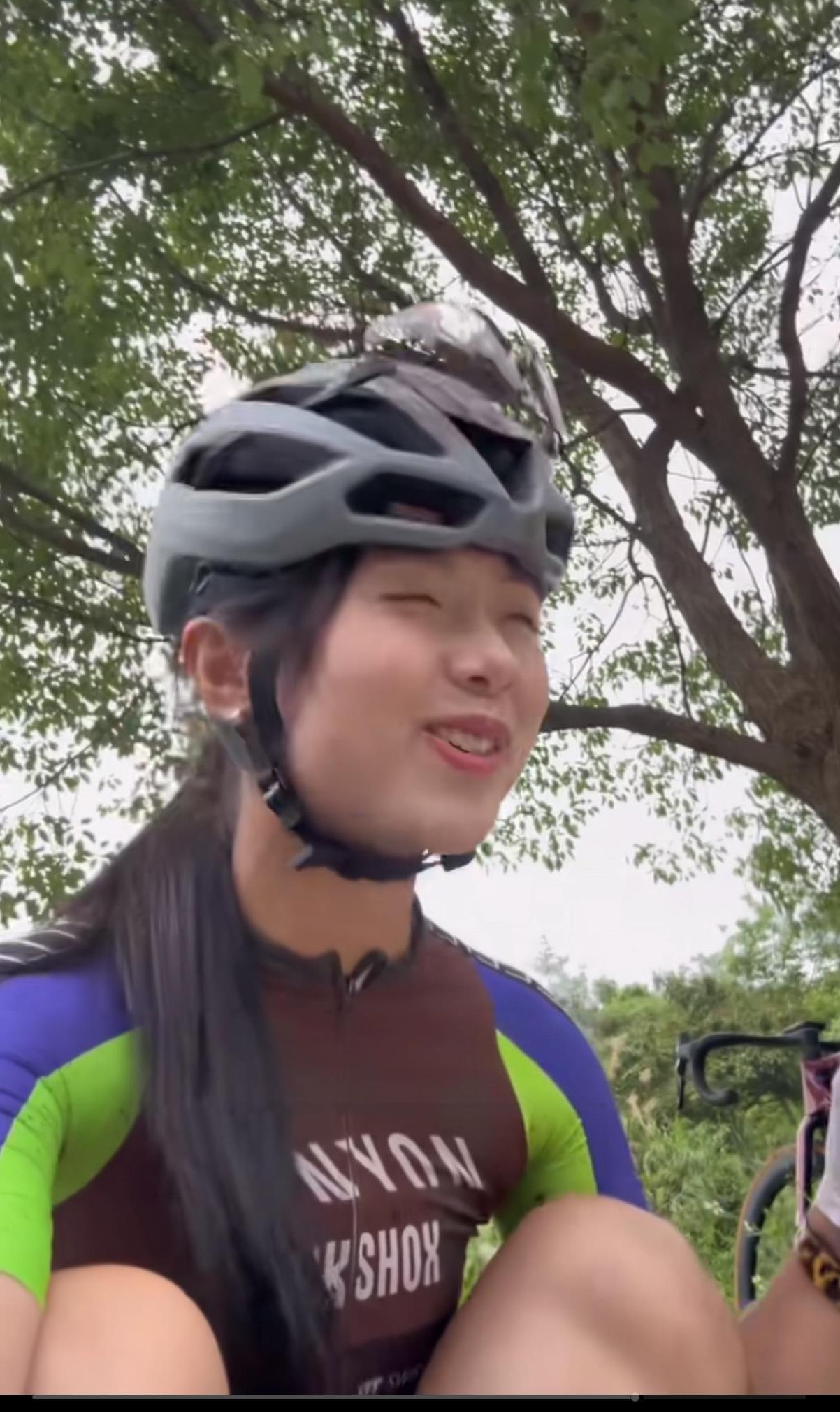 骑行和游泳只穿一条内裤，难怪职业运动员都是尿随风动、尿随水流！视频博主说，骑行裤
