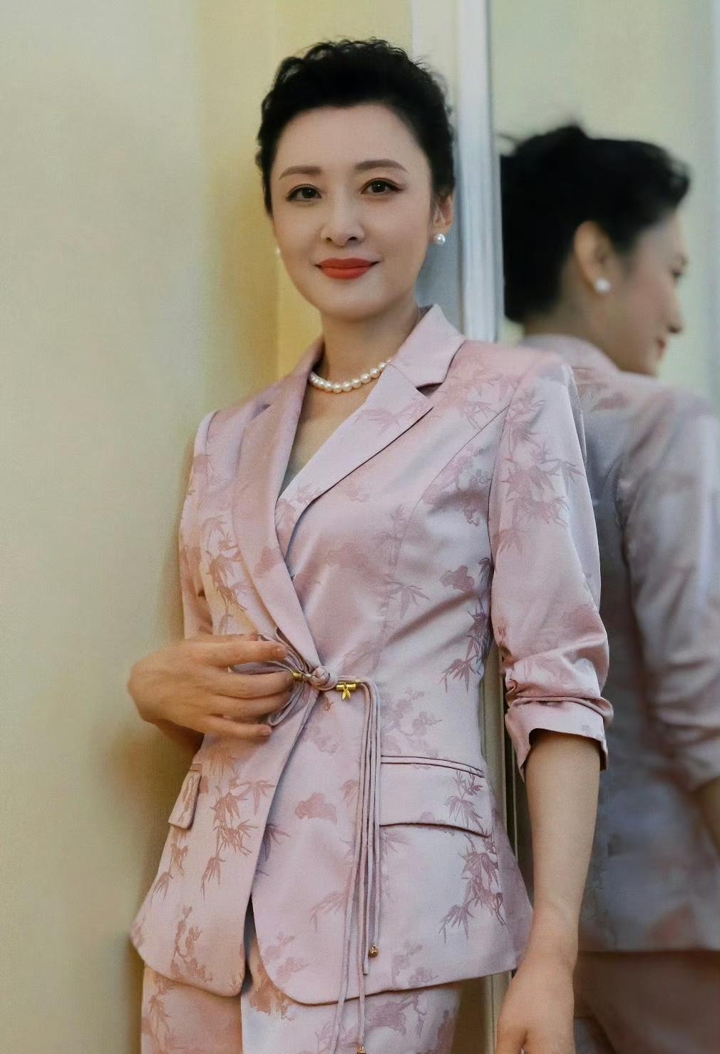 原本以为她离开央视就不行了，没想到反而比央视还混的好！不仅经常回央视录节目，平时