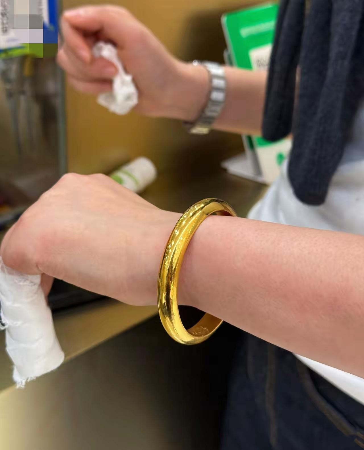 11月20日，金价怕是已经失控了！一只100克的金镯子，随随便便就是12万