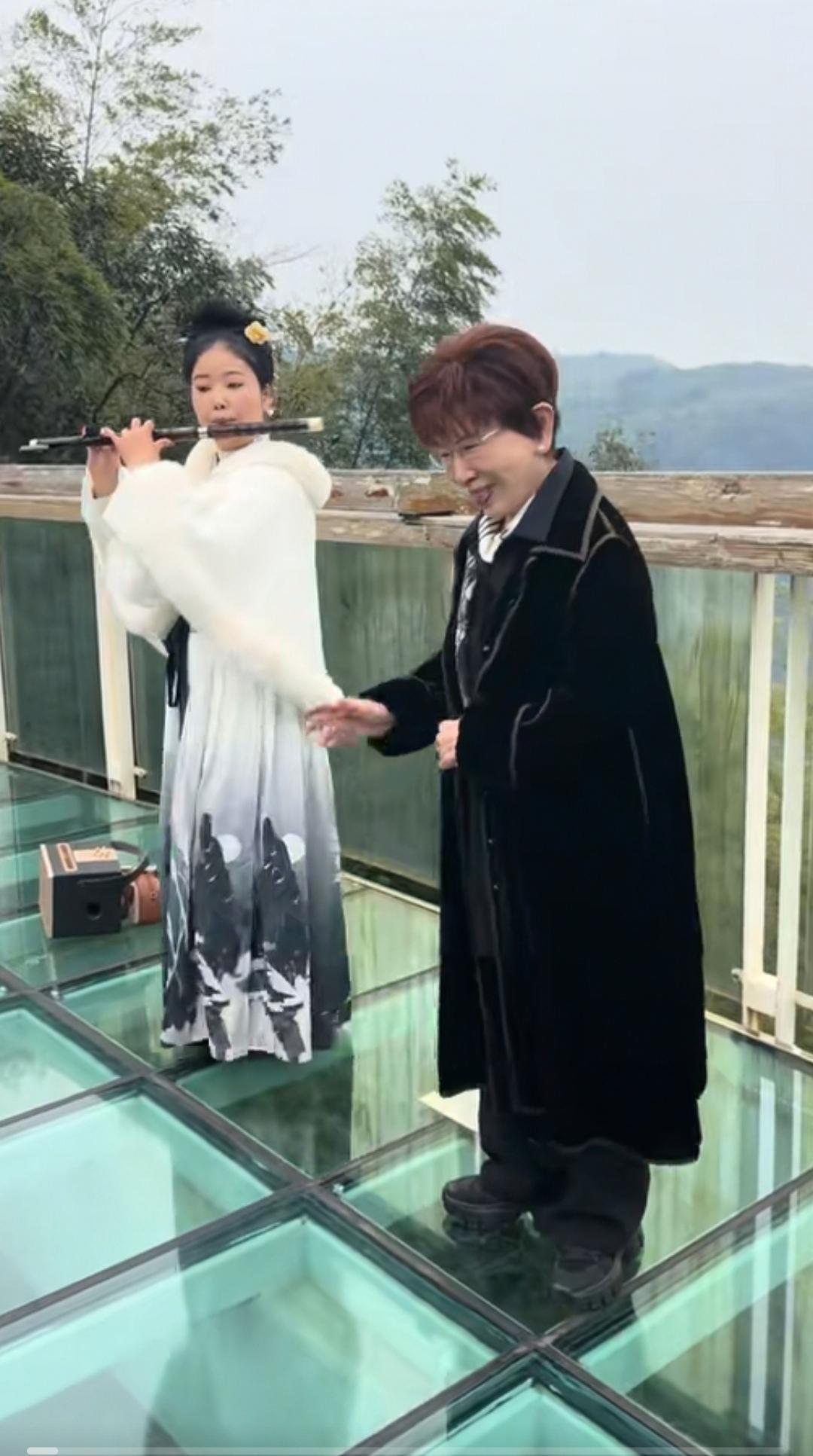 洪秀柱女士又来大陆了，这次除了参加公开活动外，又来四川游玩了，体验四川的好山好水