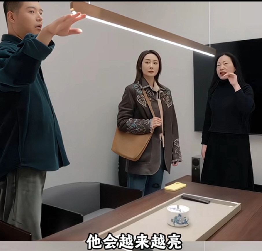 马頔想讹一个灯，李纯：一个灯能多少钱？马頔说要是有朋友代言就能免费讹一个了，