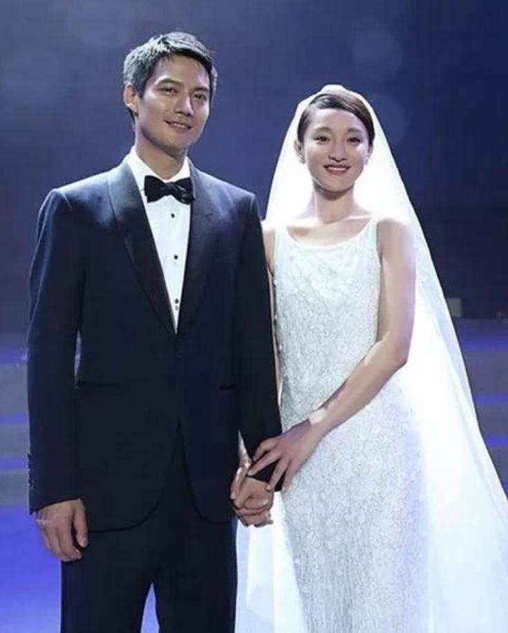 2014年，周迅跟高圣远闪婚。婚后不久，高圣远就问周迅借300万开公司，没想到周
