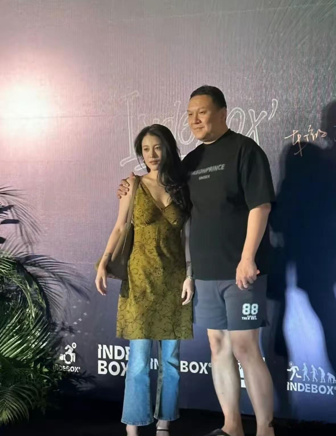 事实证明，头发放下来比束发好看。