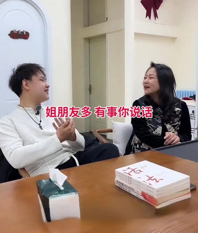 相亲门店里这段姐弟恋相亲视频直接刷爆同城圈，37岁离异女老板经济条件优越，独自打