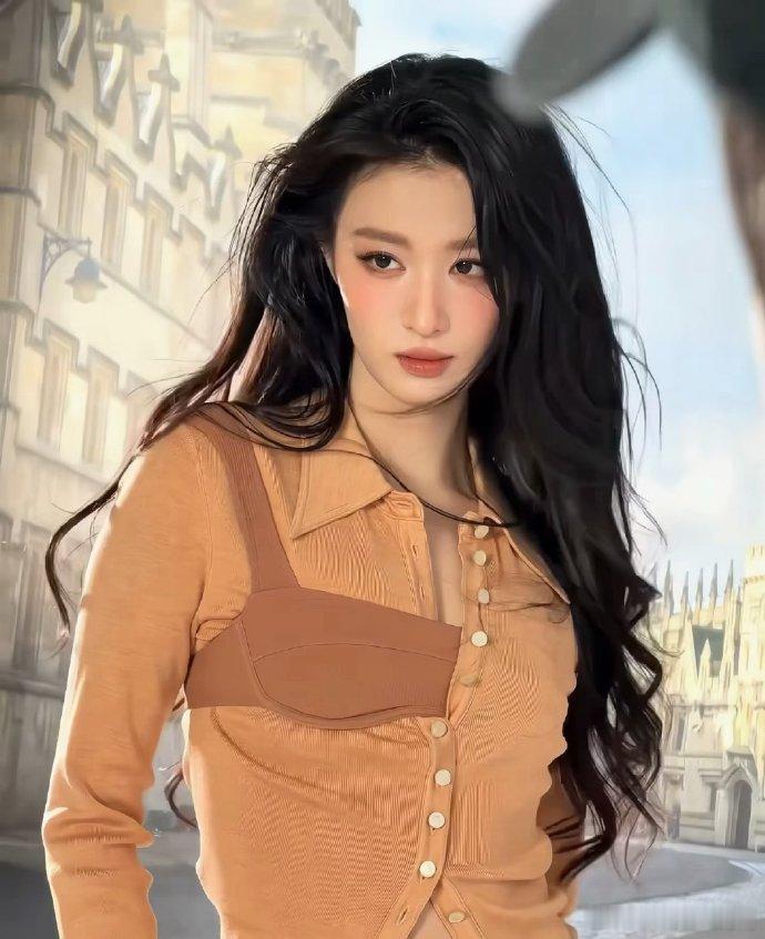 王楚然金色梦境妆王楚然金色梦境妆直接美到心坎里，氛围感直接拉满✨