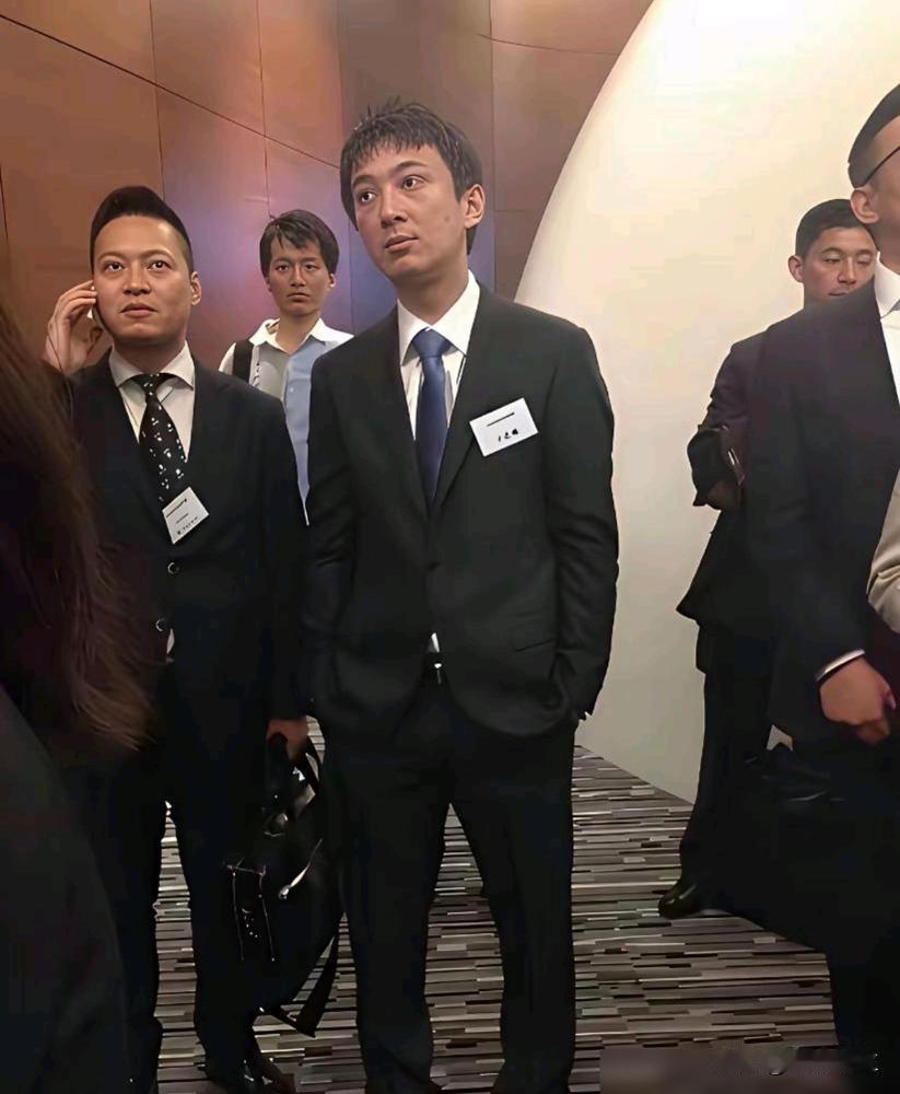 别再盯着王思聪那100万的裤子了。他爹背后是6000亿的债，三年卖了80多座