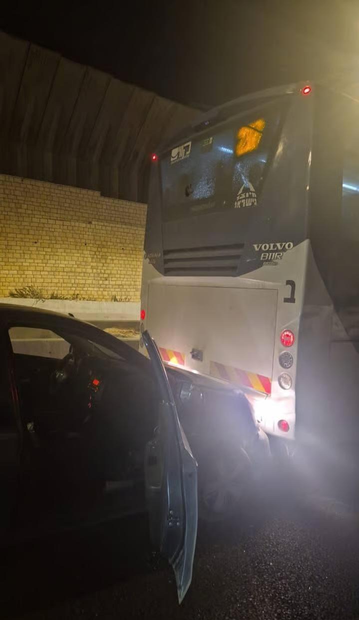 当地时间昨天晚上，耶路撒冷南部发生不寻常的事件，以色列边防部队在持枪搜查过路公交