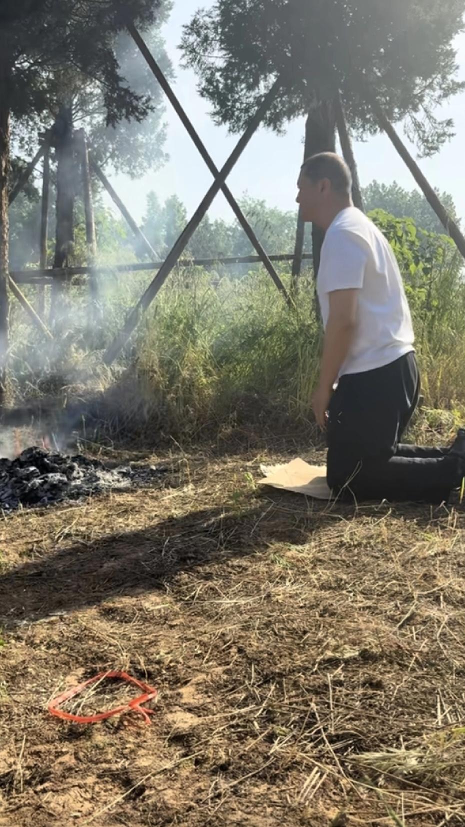 李亚鹏母亲节赴河南叶县祭祖，补上清明遗憾！5月10日母亲节这天，54岁的李亚