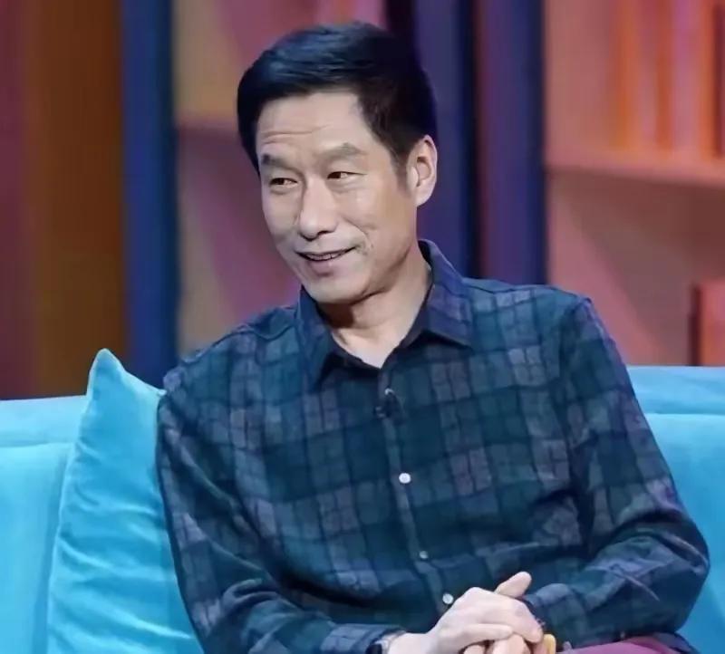 刷到刘佩琦的新闻，真的气到肝疼！国家一级演员的老戏骨，台上演尽人间冷暖，台下竟被