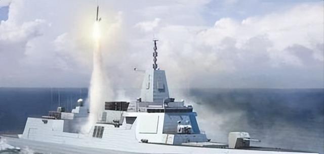 🌞如果美国用上百架无人机攻击055，那055能生存下来么？就这么说吧，只要