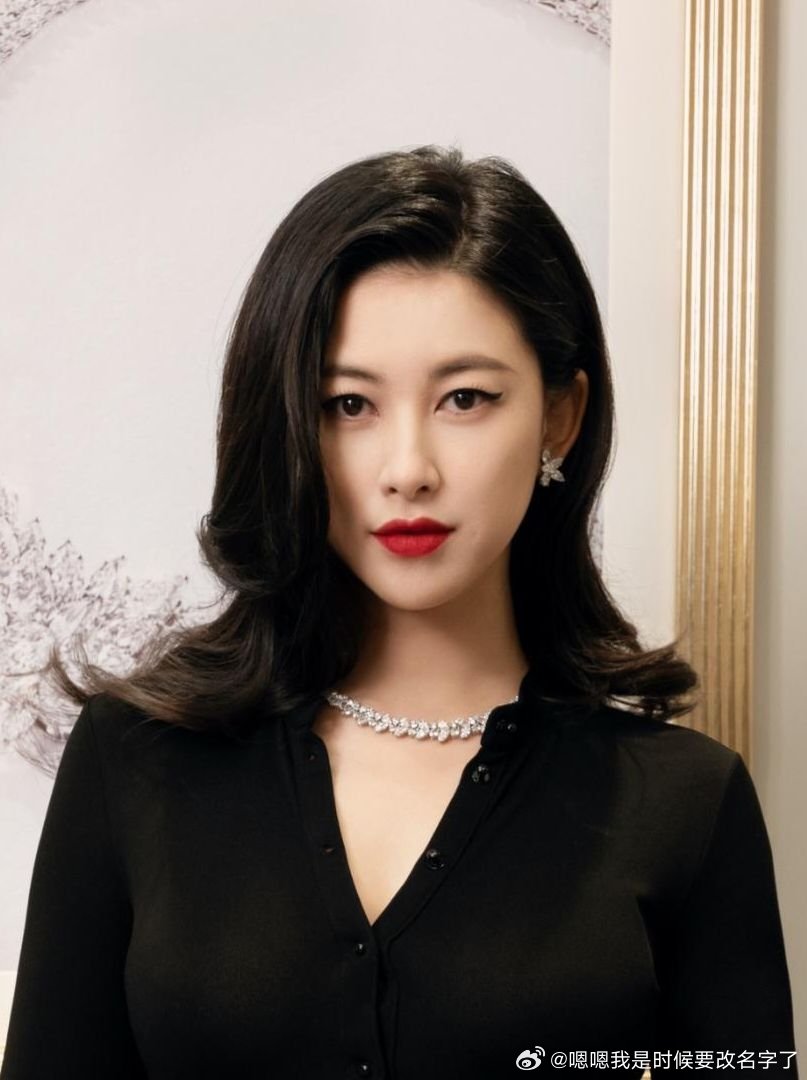 朱珠我的身上自带栗娜感风情万种不是演出来的，是朱珠自带BGM。栗娜？那是姐在剧里