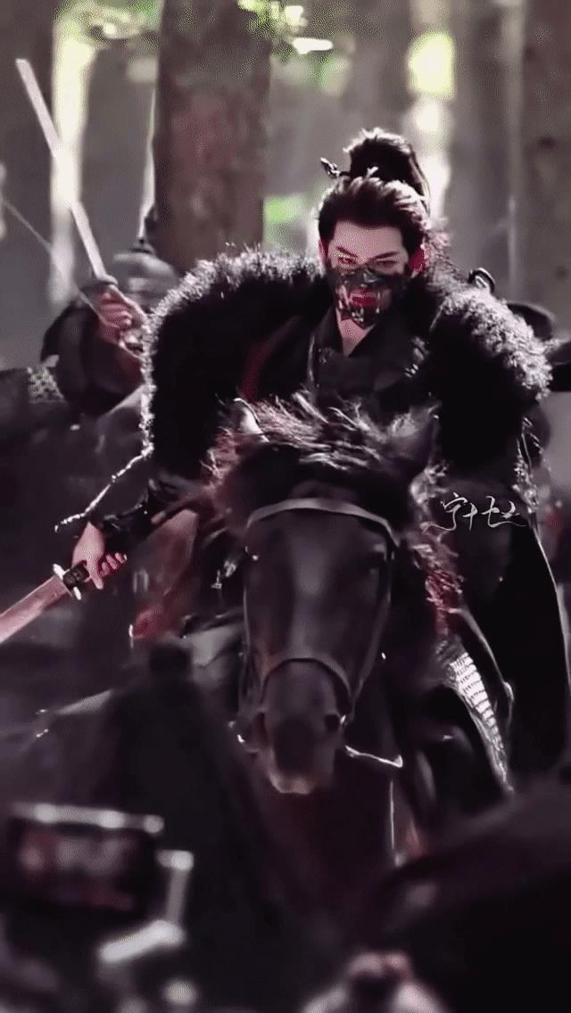#邓为戏服#邓为717爱奇艺直播路透流出，他穿着《风月不相关》的戏服现身，直